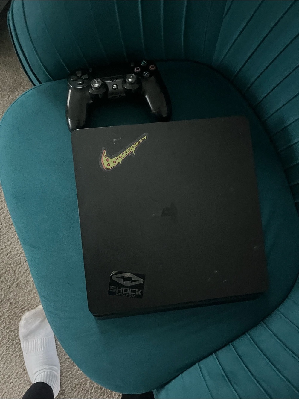 PS4 with controller - Picture 4 of 5